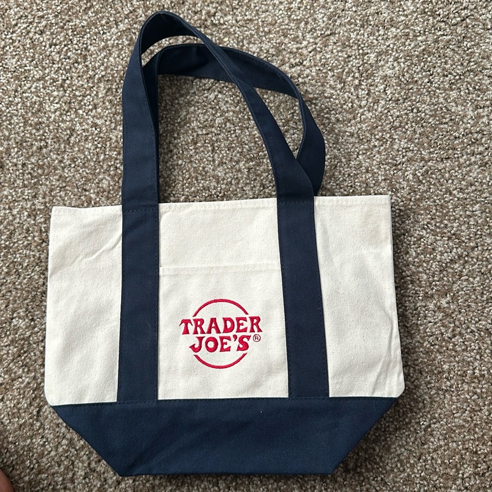 BRAND NEW Trader Joe’s lunch tote
